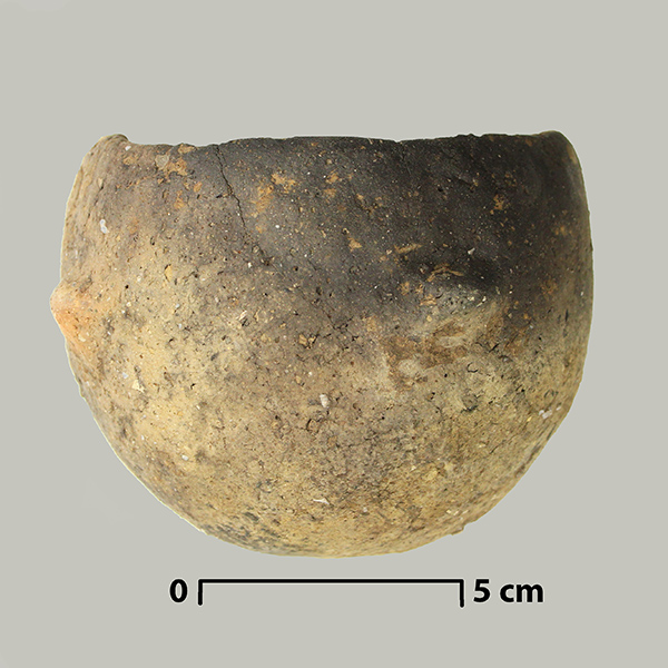 Keramikgefäß: kleiner unverzierter Kumpf mit Knubben
