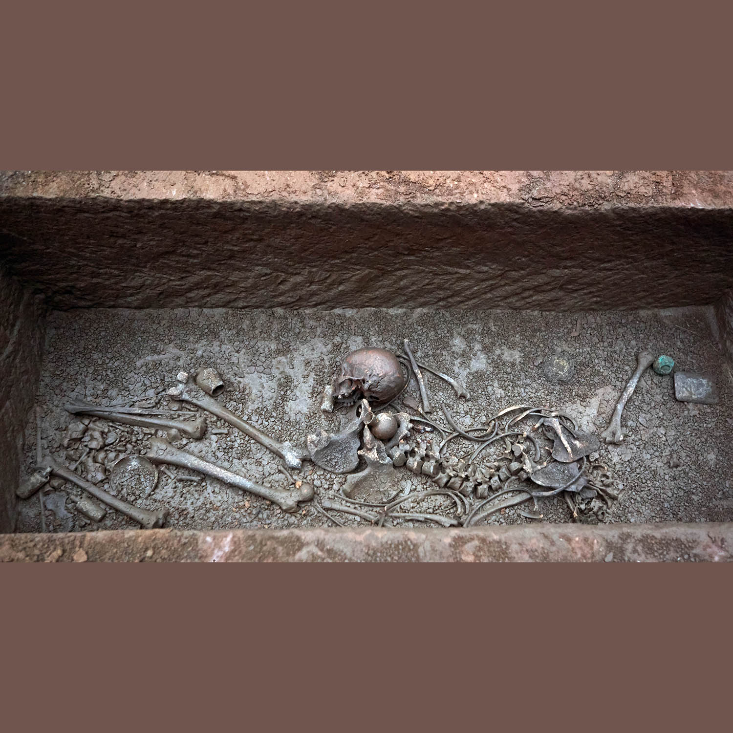 Sarkophag unmittelbar nach seiner Öffnung mit dem Skelett der Toten. © J.Vogel, LandesMuseum Bonn